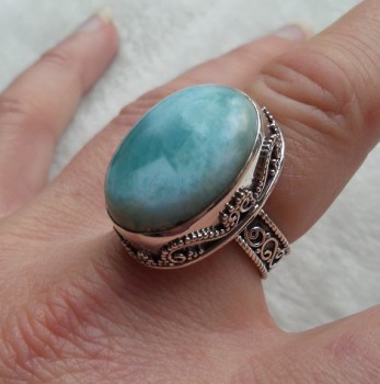 Zilveren ring met Larimar in bewerkte setting 18 mm